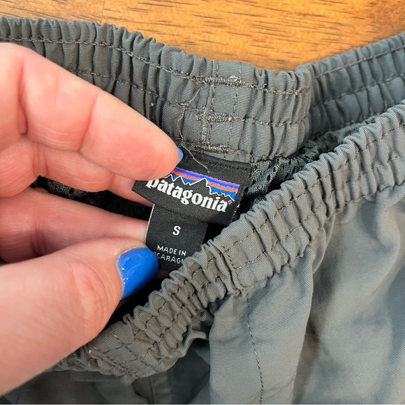 Patagonia Men’s Baggies shorts 6” inseam dark gray size small - Picture 2 of 9